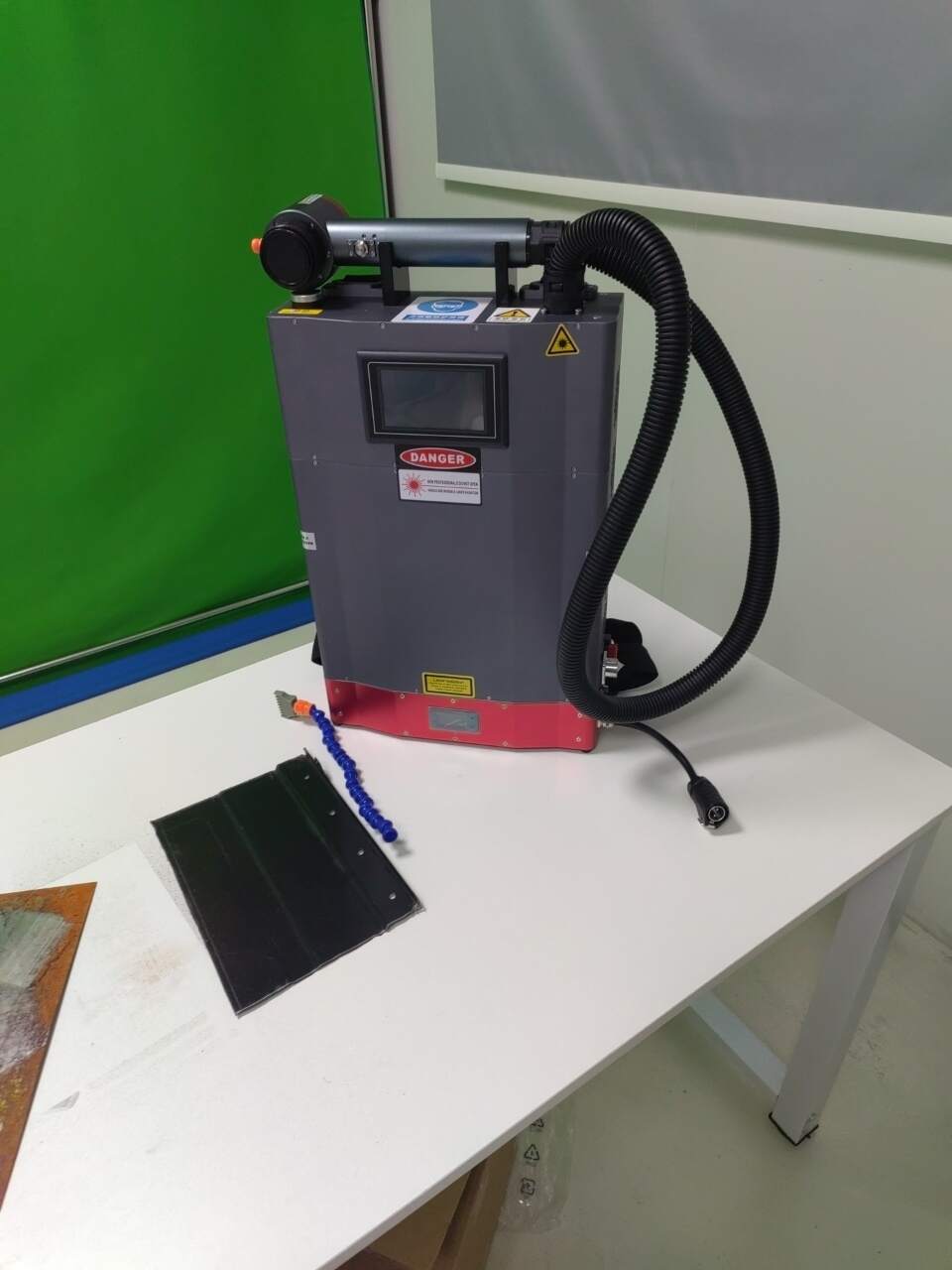 mesin pembersih laser gentian nadi mini berteknologi tinggi 100w untuk menghilangkan sakit karat logam